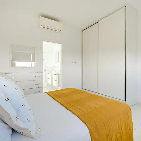 Ave Del Paraiso Villa *