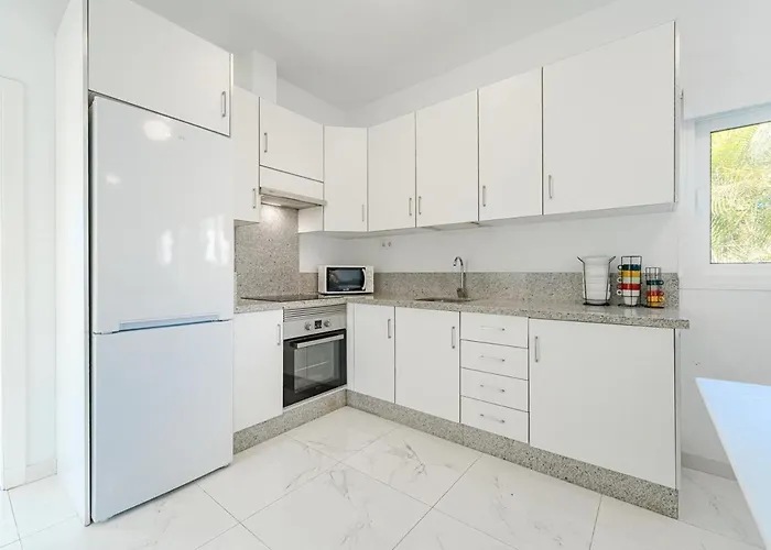 Ave Del Paraiso ארונה